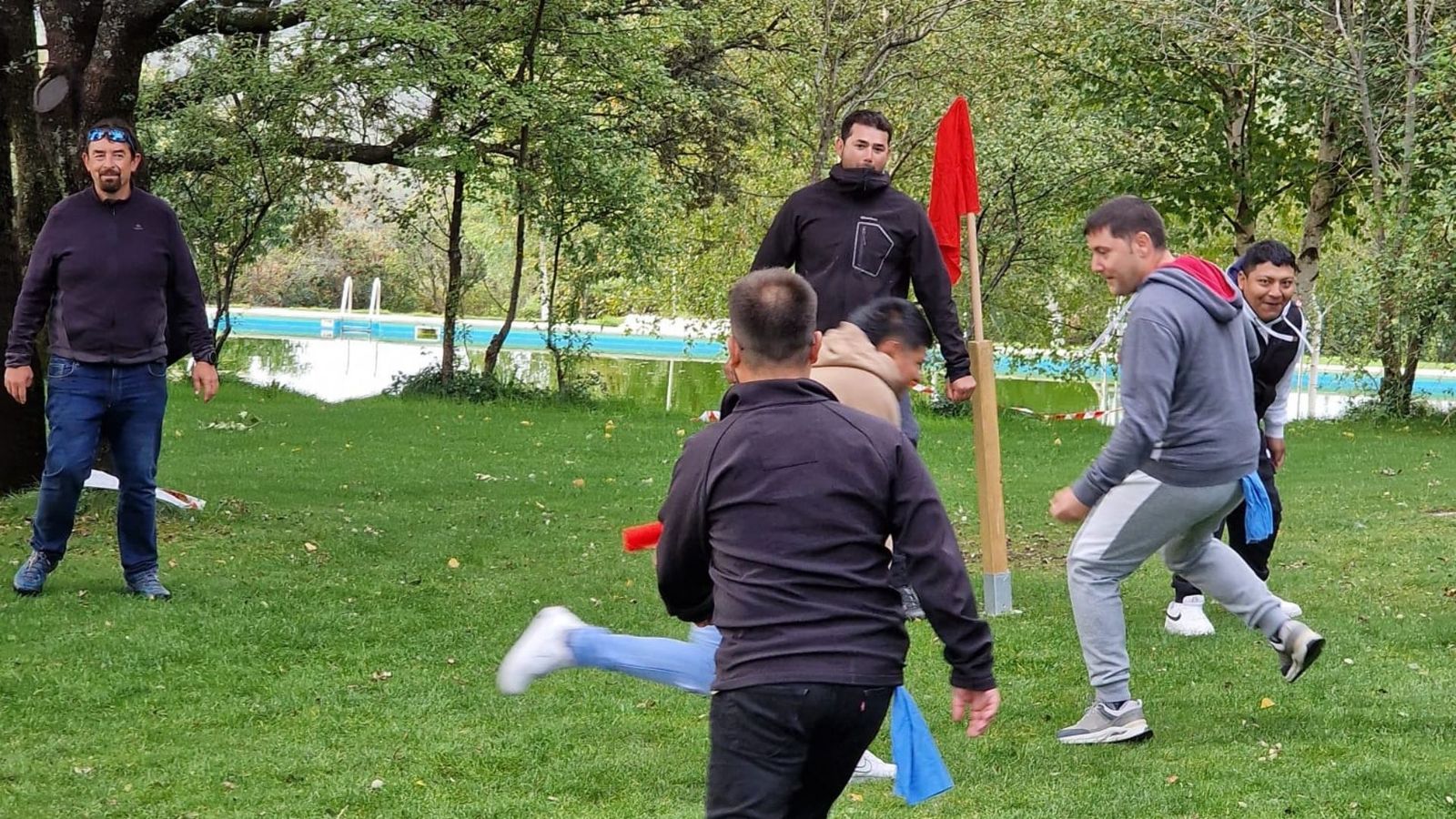 Grupos disputando una prueba de banderines al aire libre